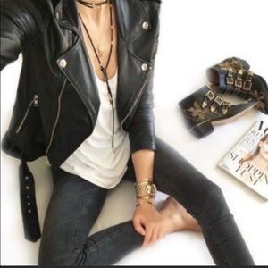 🚨SOLD🚨CHIC VEGAN LEATHER MOTO JACKET